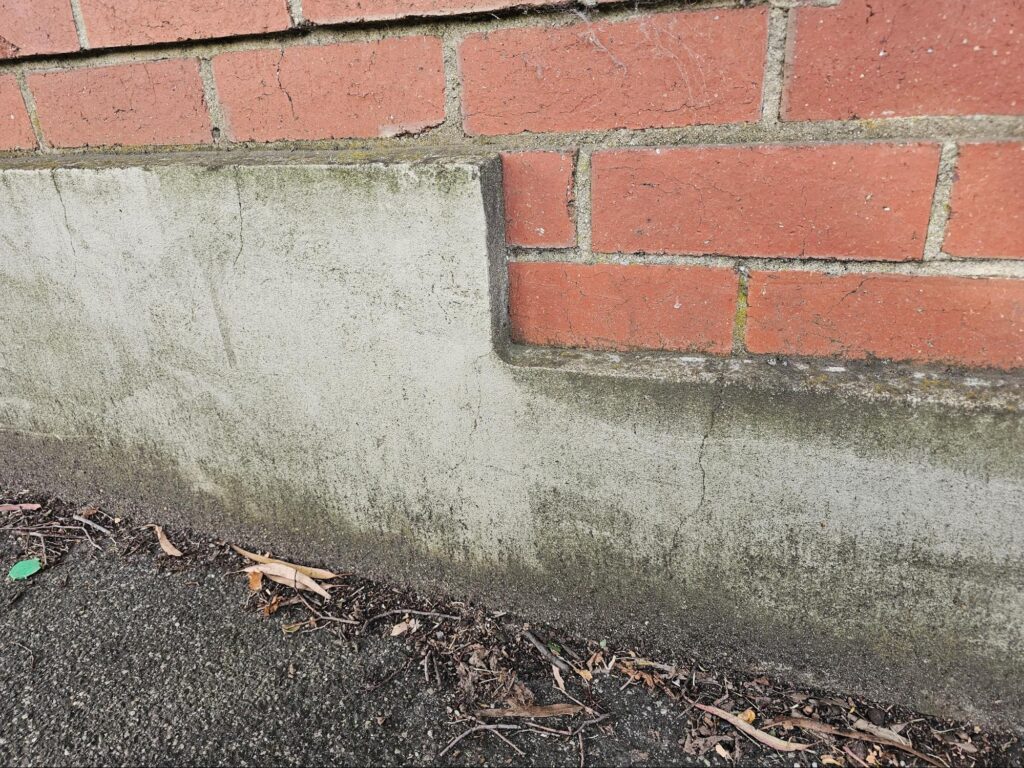 brick wall with and without splashback protection