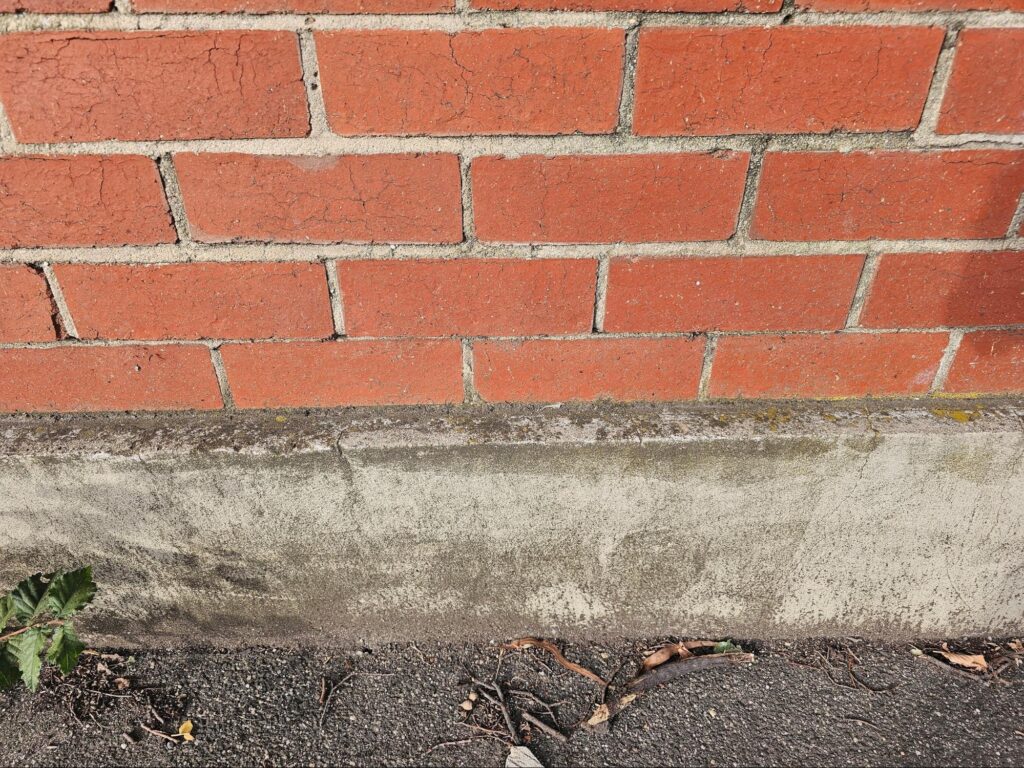 materials used in splashback protection for brick walls