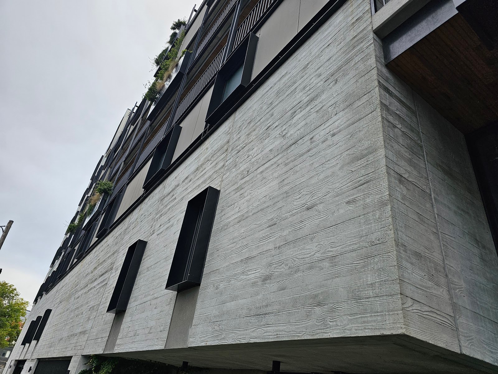 Steel Elements in a Wood Grain Concrete Facade
