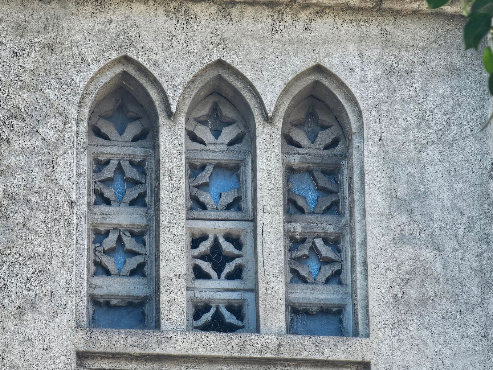 Unlike contemporary type of masonry which use lintel