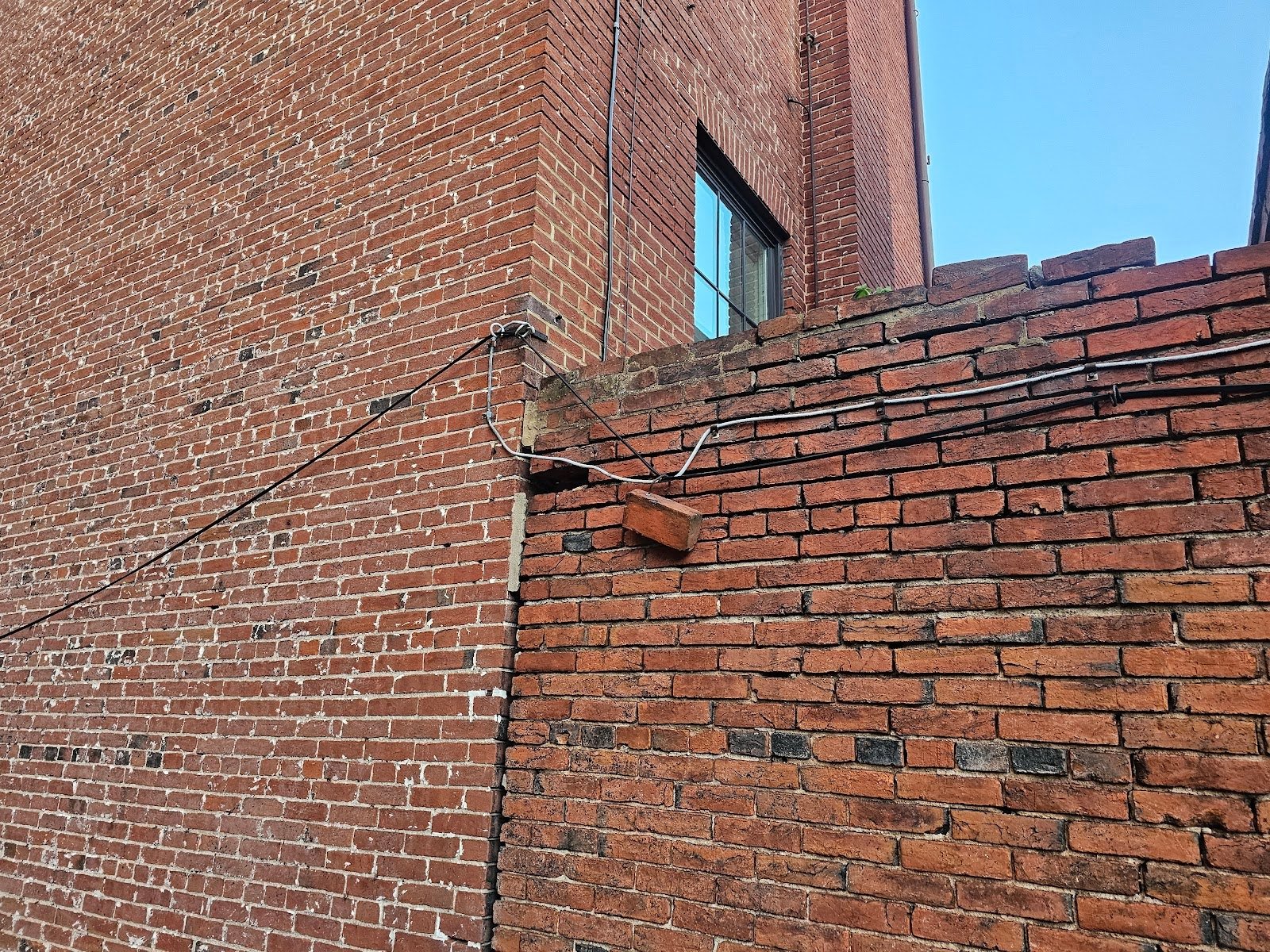 Building Separation at a Cold Joint in Historic Brick