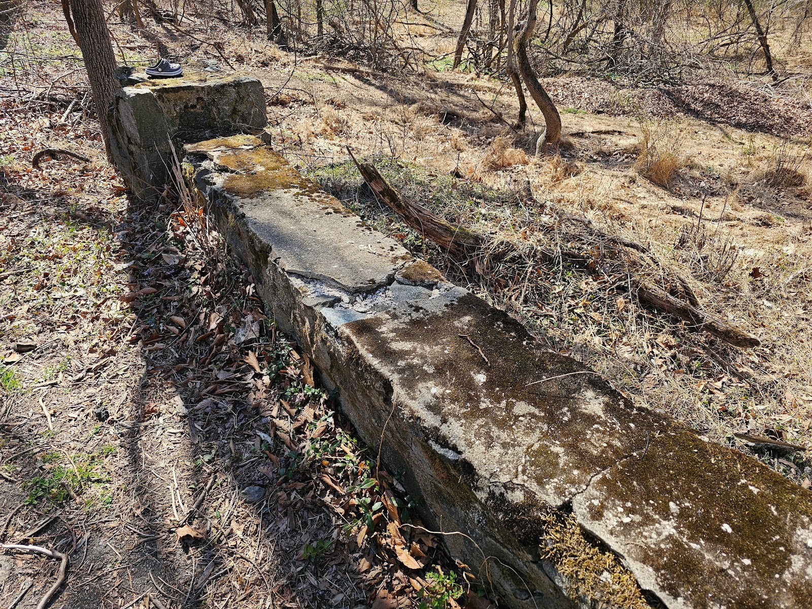 he horizontal area of the top of a retaining wall