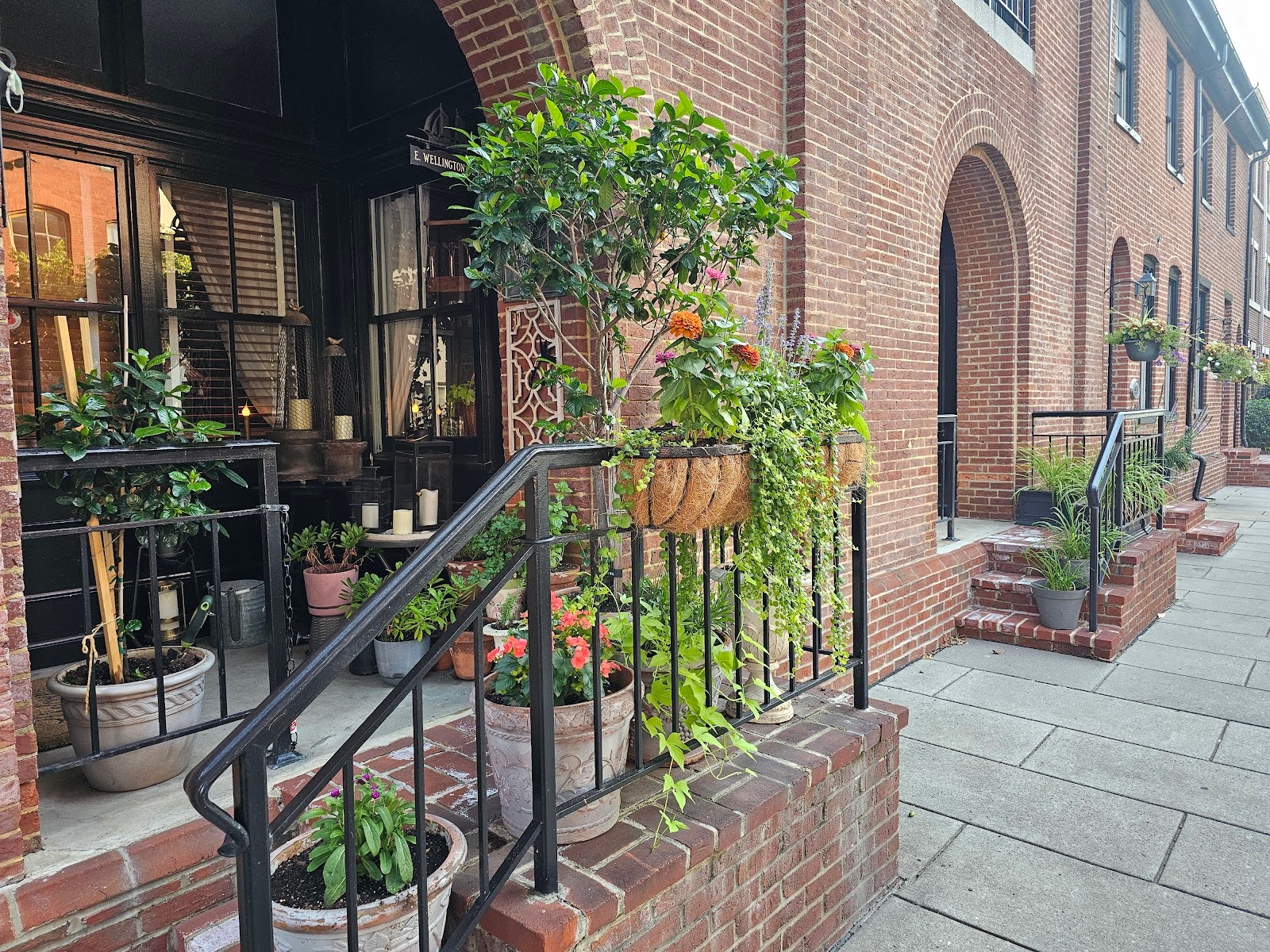 Exterior brick wall decorations with modern metal art