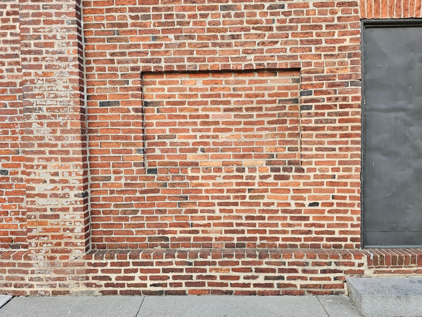The bricks between the recess panel and the adjacent surrounding brick wall