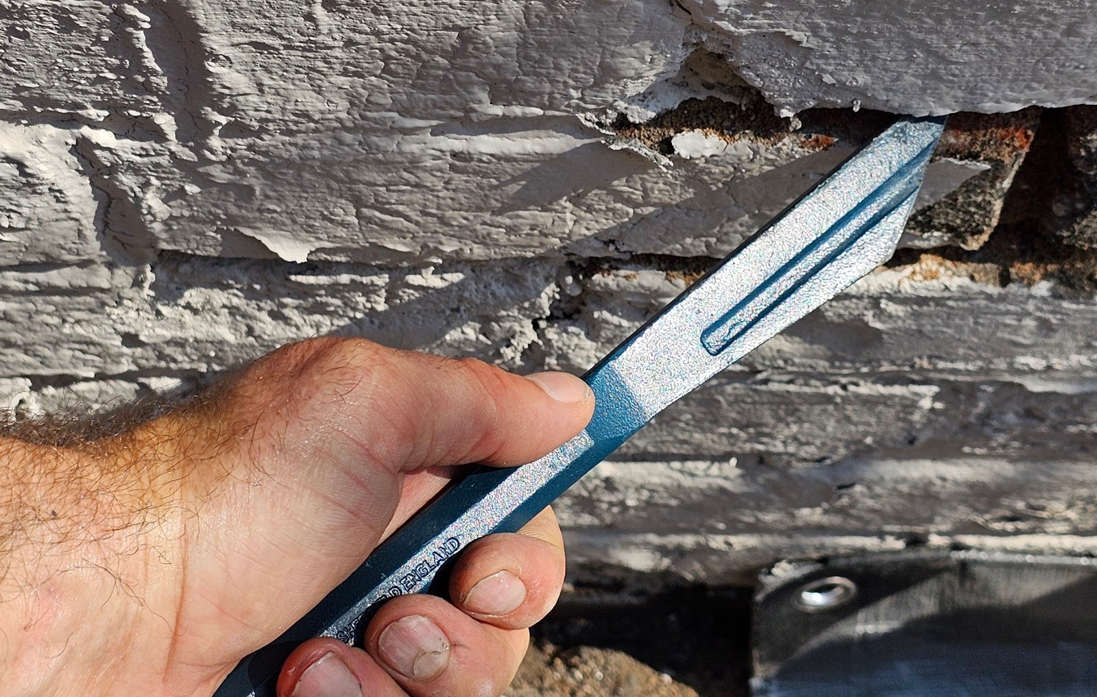 tip of all chisel was inserted partially way into the brick join