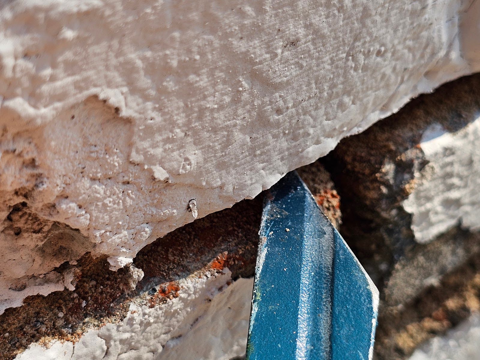  front end of the chisel is thin enough to fit into the brickwork without wedging the bricks apart