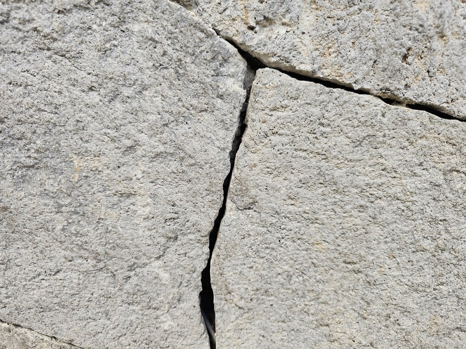 Close-up of random ashlar stone veneer installation with irregular stone layout