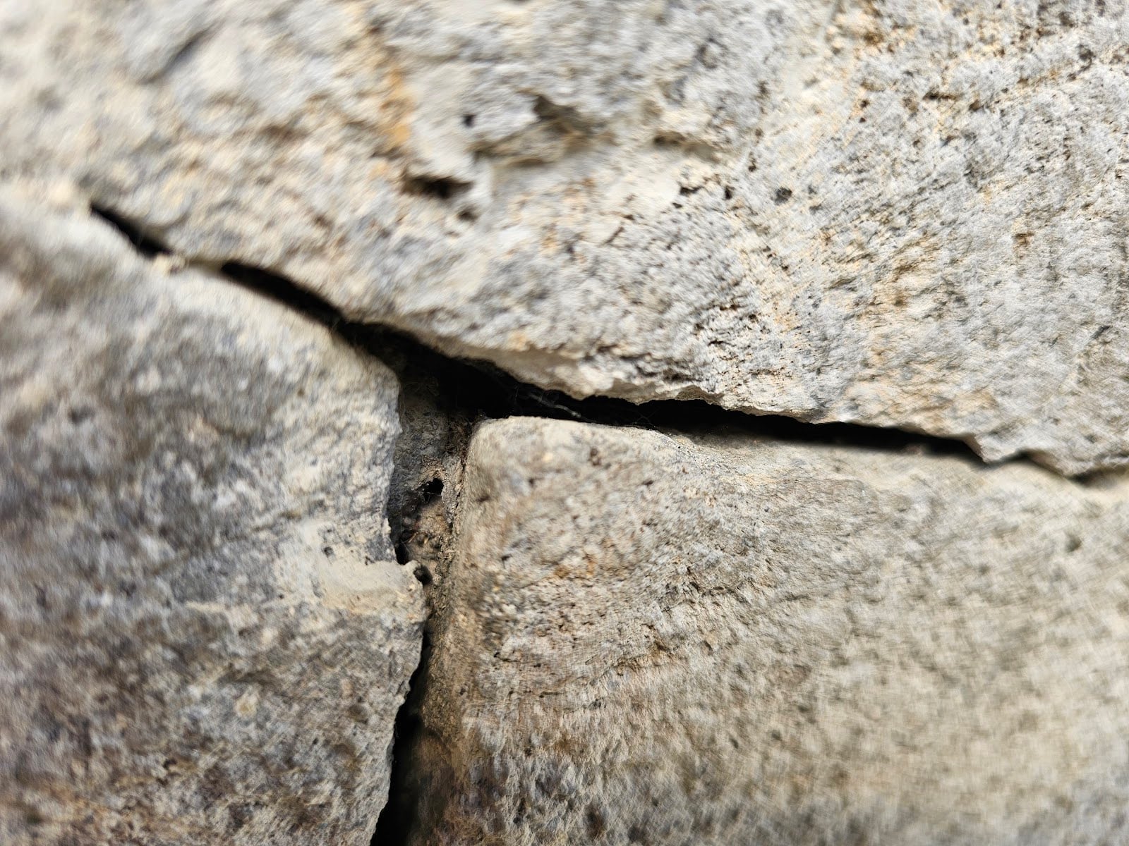 Exterior wall featuring random ashlar veneer stone masonry on residential building
