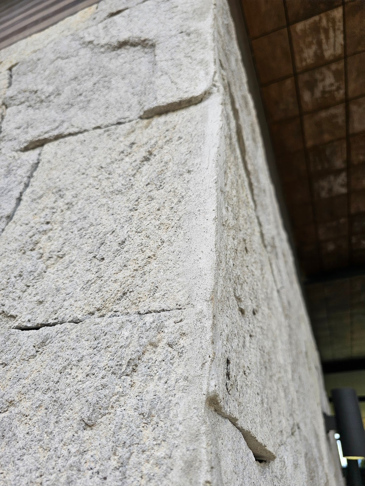 Masonry construction process of random ashlar veneer stone with mortar joints