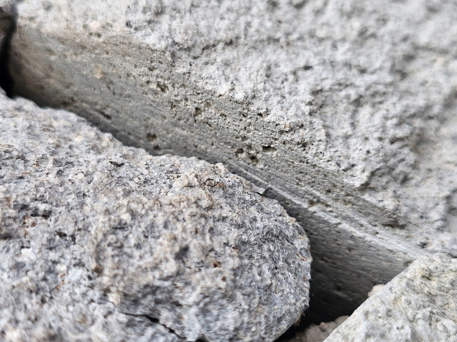 Random ashlar veneer stone masonry wall showing natural stone pattern and texture