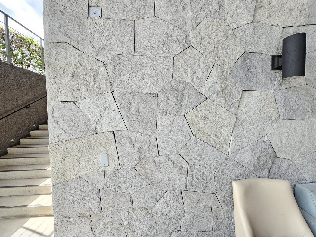 stone that's applied on a thin bed of mortar