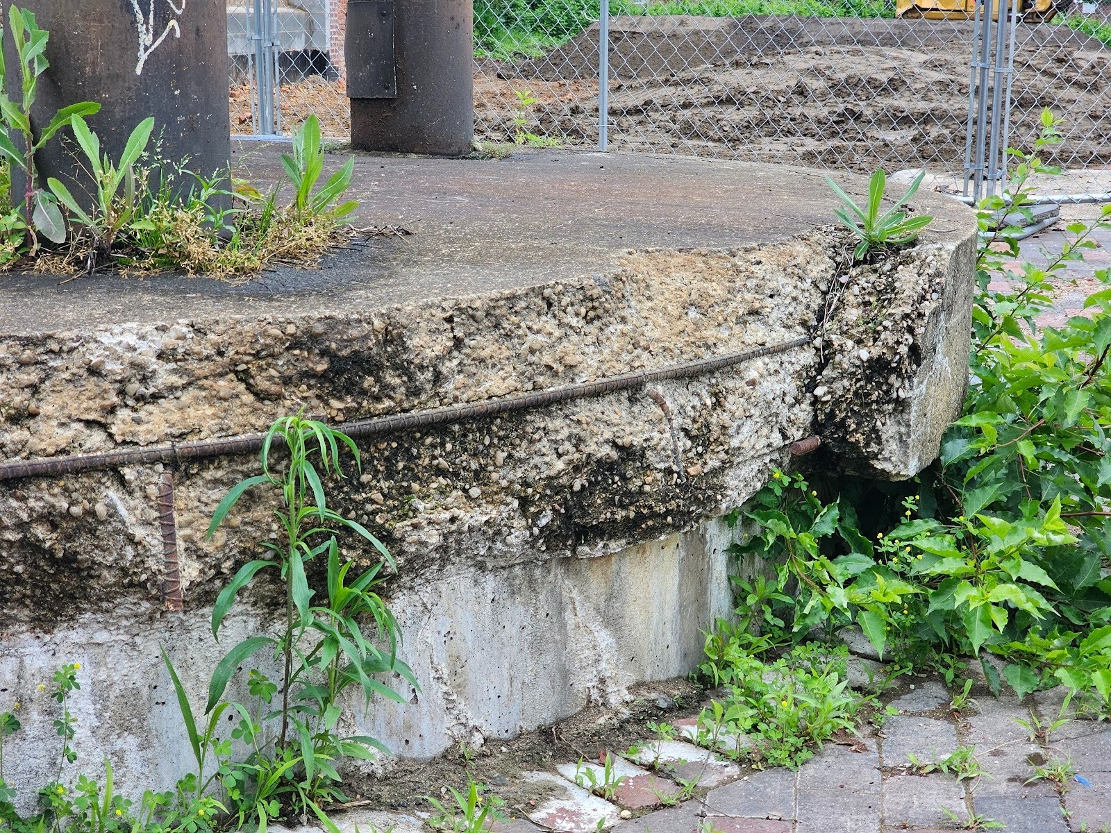 Technical illustration showing moisture-related decomposition within concrete